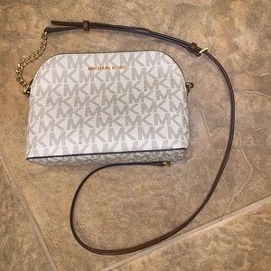 Michael Kors Cindy LG Dome crossbody vanilla